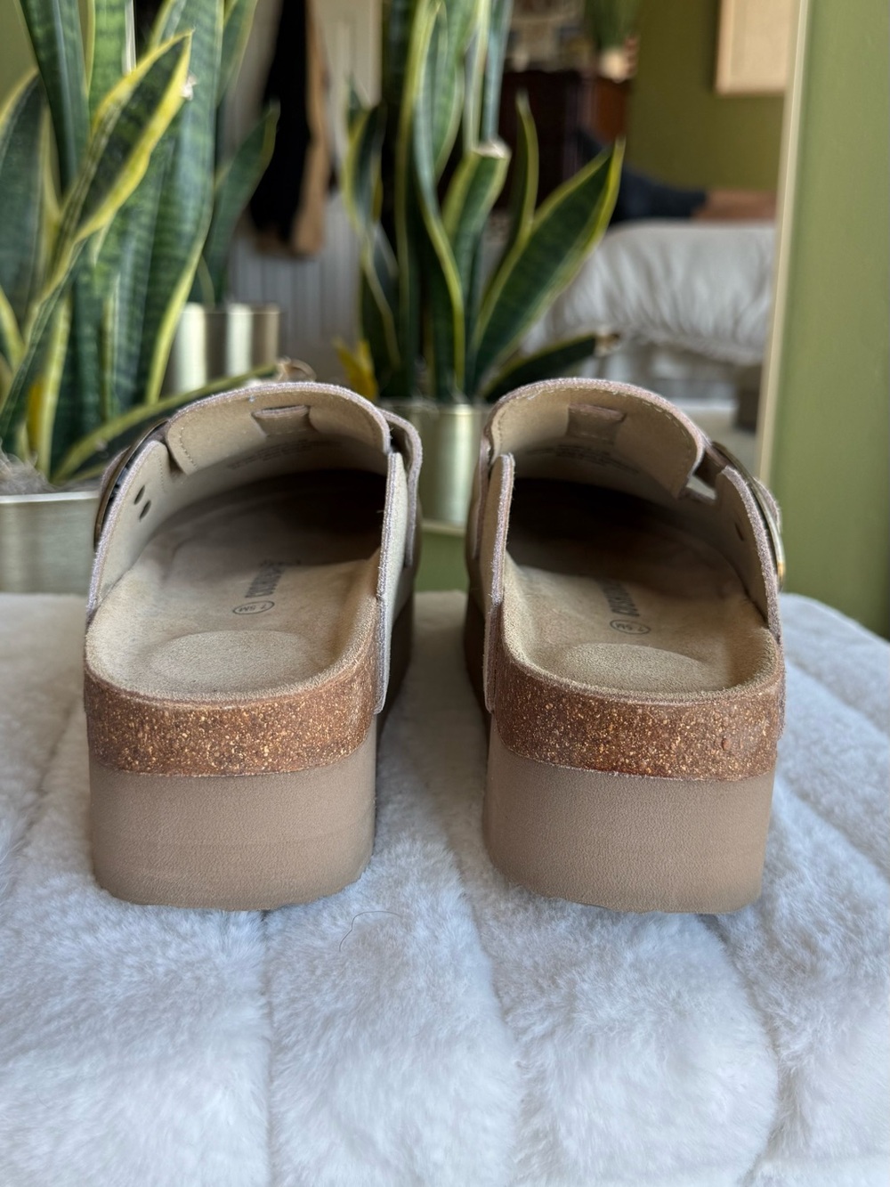 CUSHIONAIRE Women's Granola Genuine Suede Cork Footbed Platform Clog, size 7.5 - Picture 5 of 7